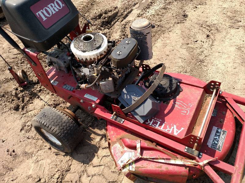 lot 28 image: Toro Model 30092 32 Commercial Mow...