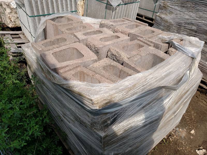 lot 49 image: Various Wall Block...