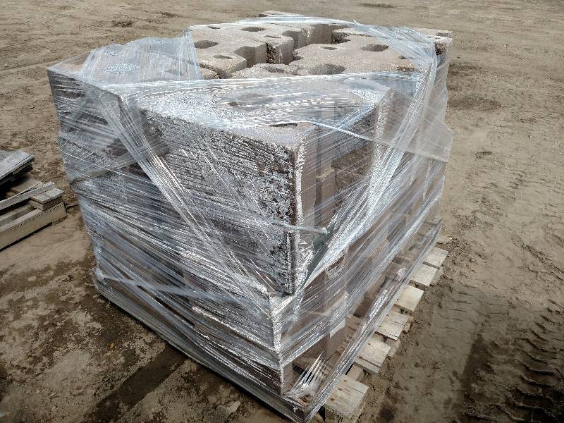 lot 52 image: Wall Block, 8x18x12...