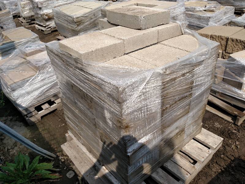 lot 73 image: Pavers, 3.5x11.5x11.5 & (2) Caps...