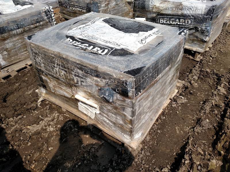lot 84 image: Pavers, 4x4x3 & 4x8x3 Mixed On Pall...