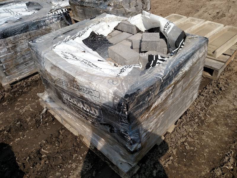 lot 85 image: Pavers, 4x4x3 & 4x8x3 Mixed On Pall...