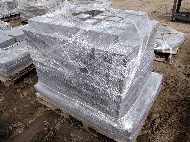 lot 86 image: Pavers, 4x4x3 & 4x8x3 Mixed On Pall...
