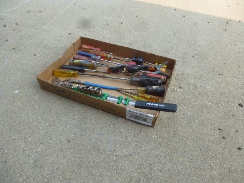 lot 9 image: Assorted screw drivers, Sockets