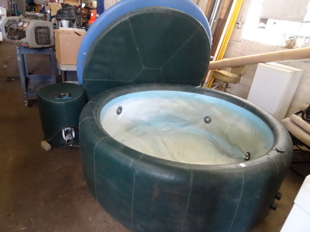 lot 13 image: Soft Tub Hydromate II Hot Tub.