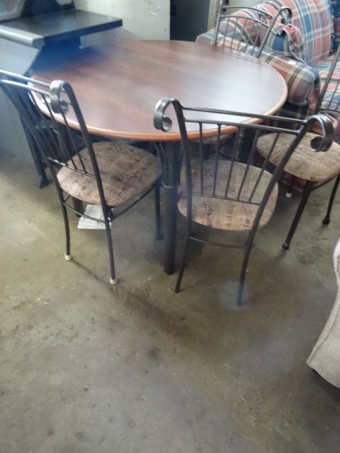 lot 23 image: Metal Framed Kitchen Table