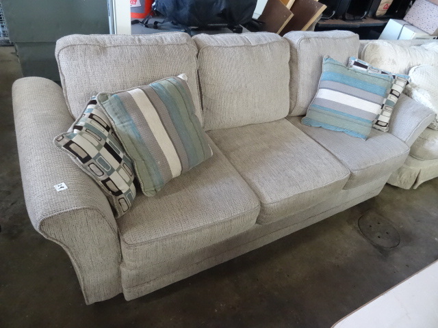 lot 29 image: Full Size Sofa Couch. 4 Throw Pillows,