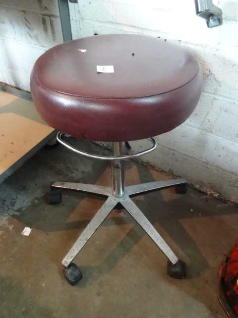 lot 44 image: Adjustable Height Stool On Wheels