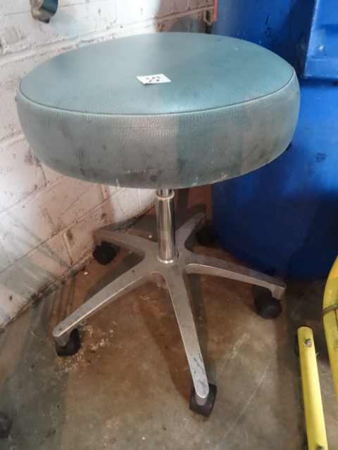 lot 50 image: Adjustable Height Stool On Wheels
