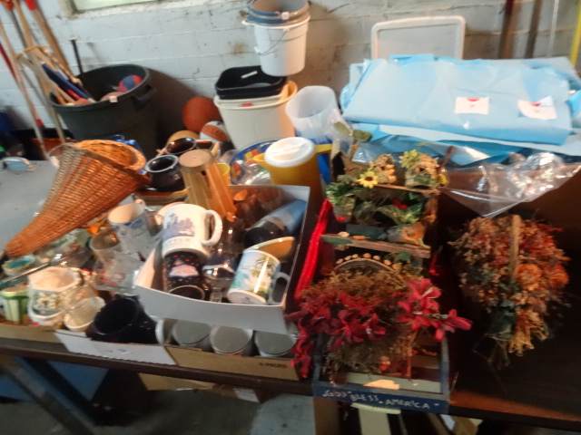 lot 132 image: Large Lot Of Home Dcor and Glassware