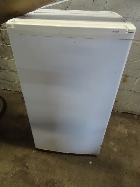 lot 163 image: Sanyo Mini Fridge SR-367W