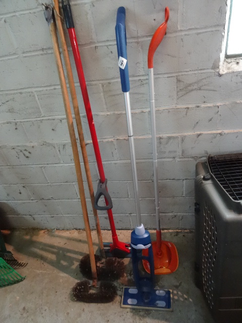lot 181 image: Misc Janitorial Tools