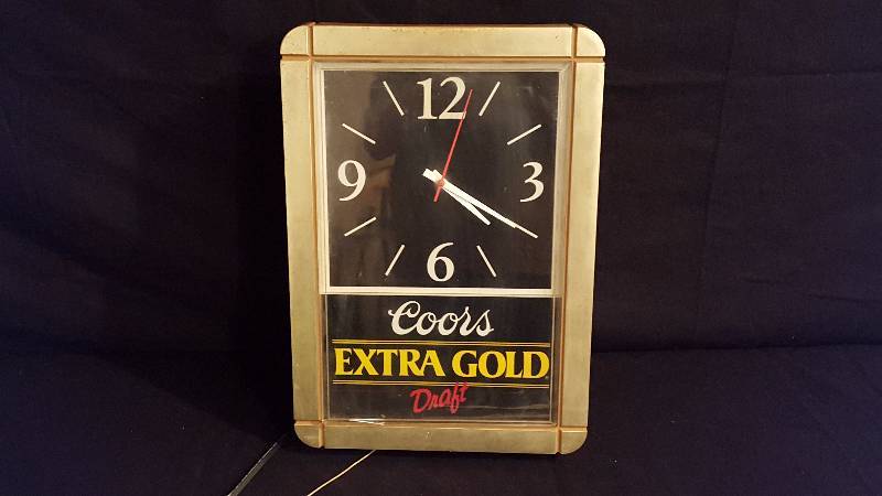lot 14 image: Coors Extra Gold Draft Light-Up Clock
