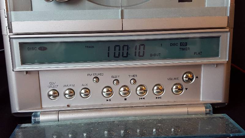 lot 128 image: jWin 3 Disc CD  Radio Stereo System