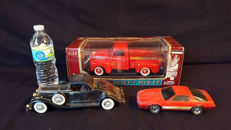 lot 152 image: Ertl  Road Legends Diecast Cars