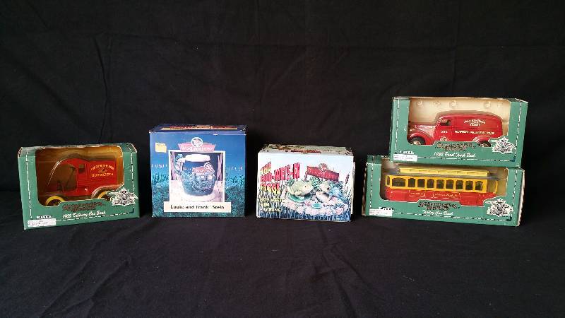 lot 68 image: Ertl Budweiser Collectibles