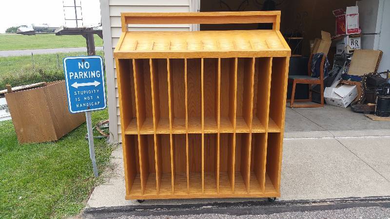 lot 79 image: Two-Sides Solid Oak Wine Display Rack on Wheels