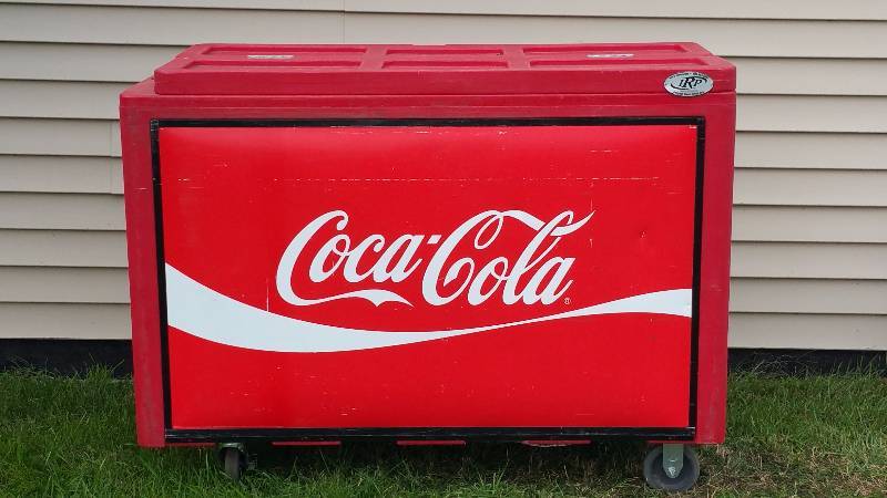 lot 85 image: Coca-Cola IRP Mobile 288 Quart Ice Merchandiser