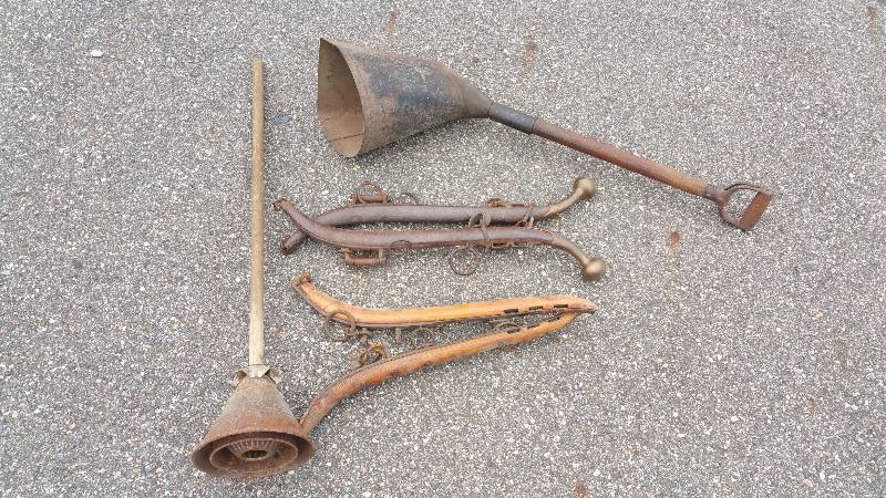 lot 100 image: Group of Primitive Items