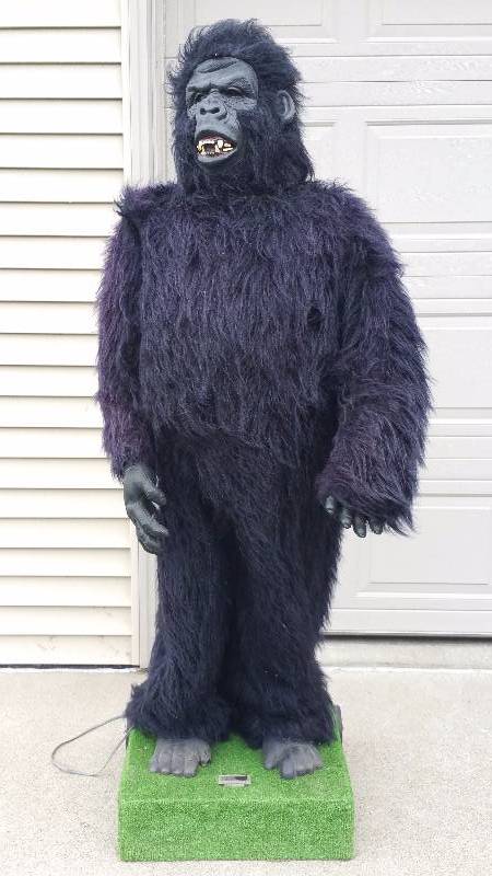 lot 109 image: 6 Foot Giant Animated Gorilla