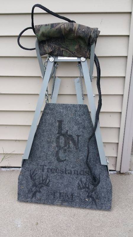 lot 115 image: Loc-On Deer Portable Treestand