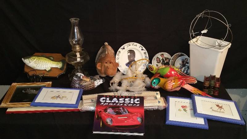 lot 172 image: Assorted Decorations