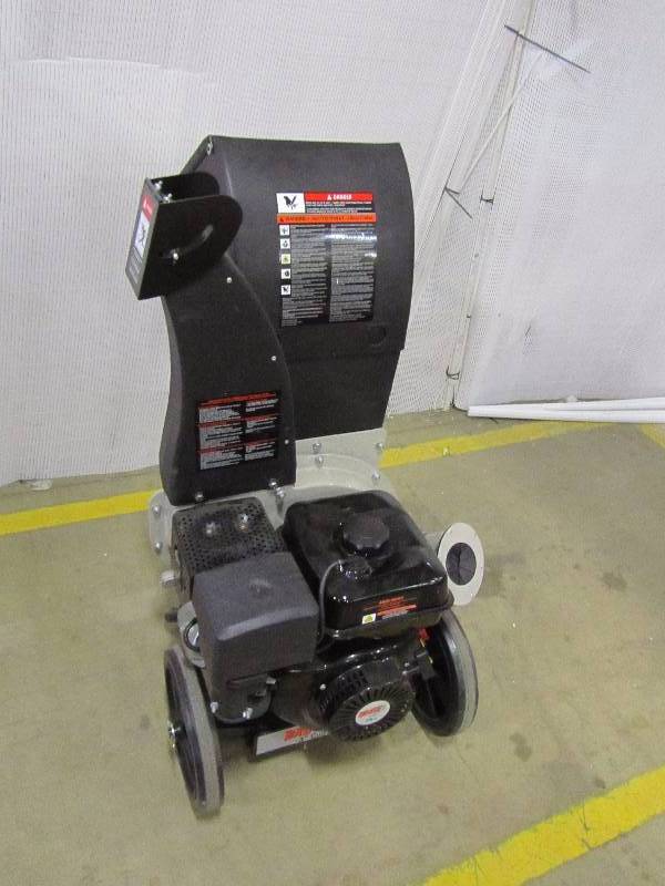 lot 5 image: Brush Master 3 in. Dia 270cc Feed, Unique and Versatile 3-in-1 Discharge