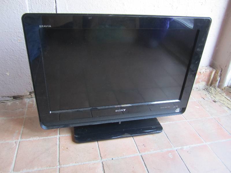 lot 4 image: Sony KDL-26M4000 LCD Digital 26 Co...