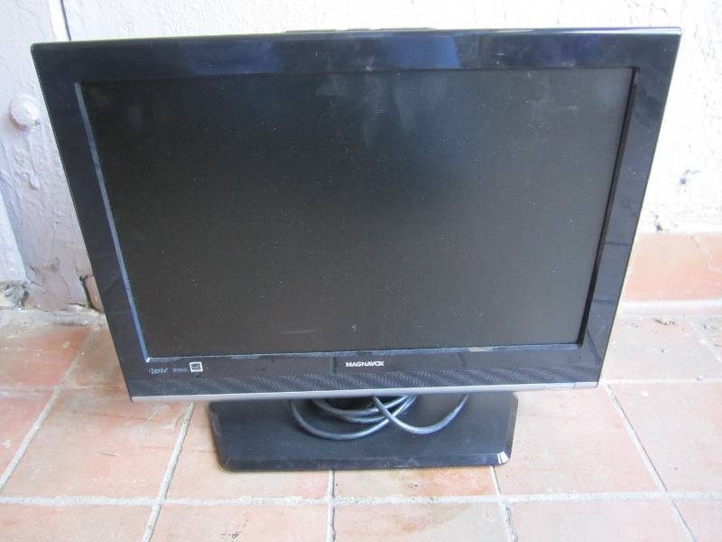 lot 5 image: Magnavox 19MF338BF7 19 HD TV Powe...