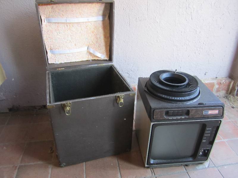 lot 11 image: Vintage Singer Caramate II Slide Pr...