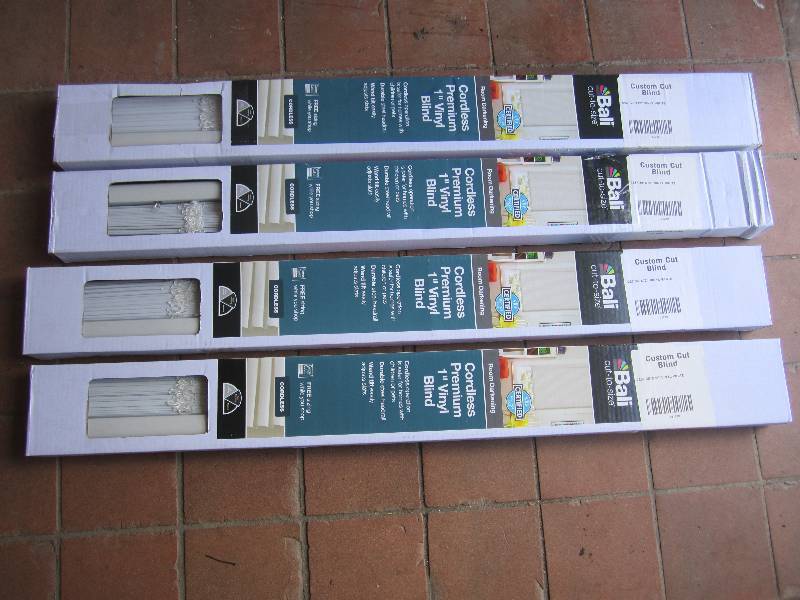 lot 21 image: Lot of 4 Bali Custom Cut Cordless P...