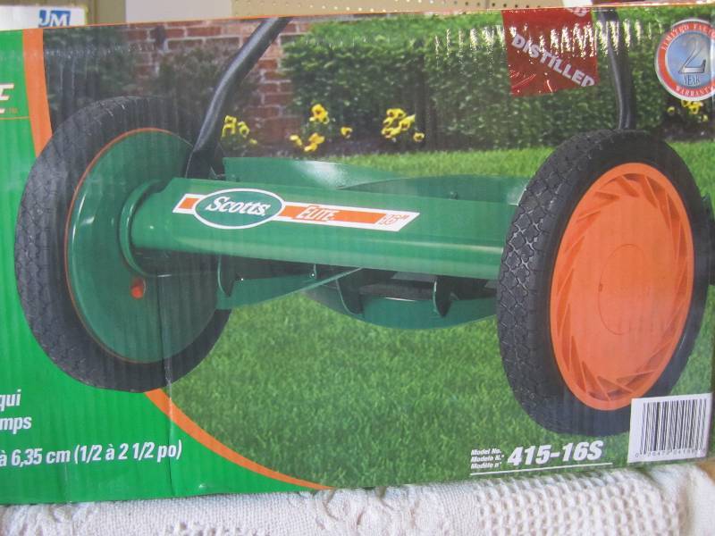 lot 25 image: Scotts 16 Elite Push Reel Mower Op...