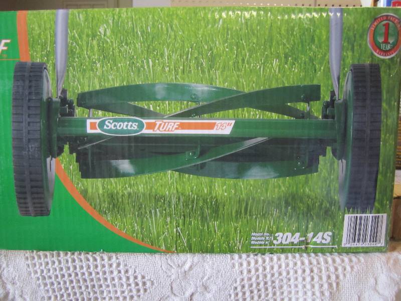 lot 27 image: Scotts 14 Turf Push Reel Mower Ope...