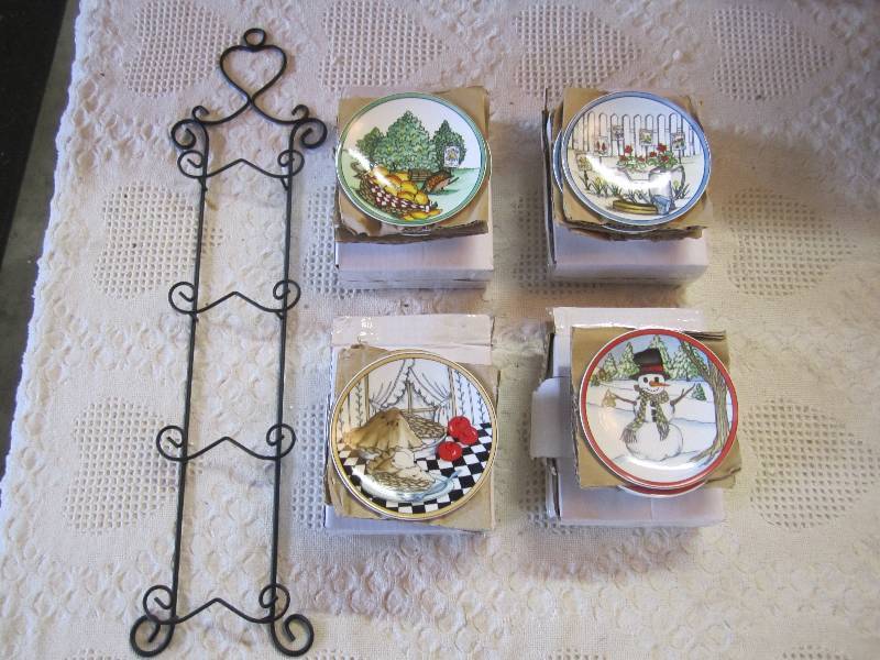 lot 47 image: 17 PC 4 Season Plate Collection wit...