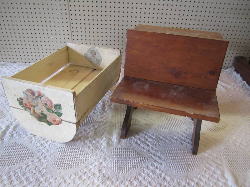 lot 57 image: Small Wood Decor Desk 14 x 15 x 15....
