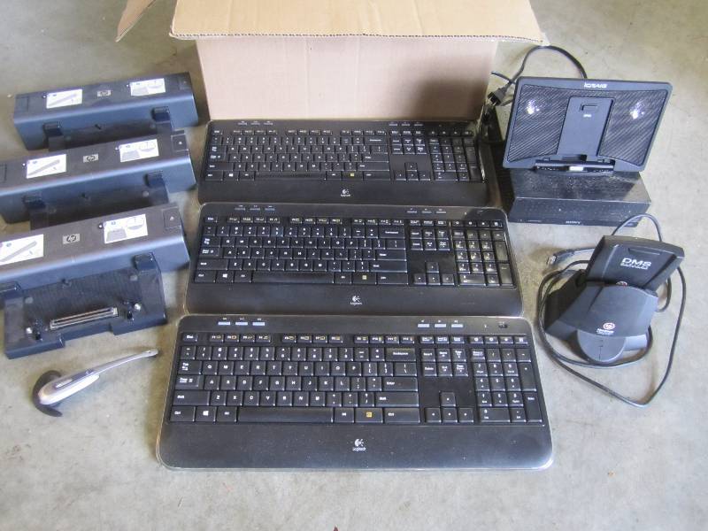 lot 72 image: Lot of misc electronics keyboards....