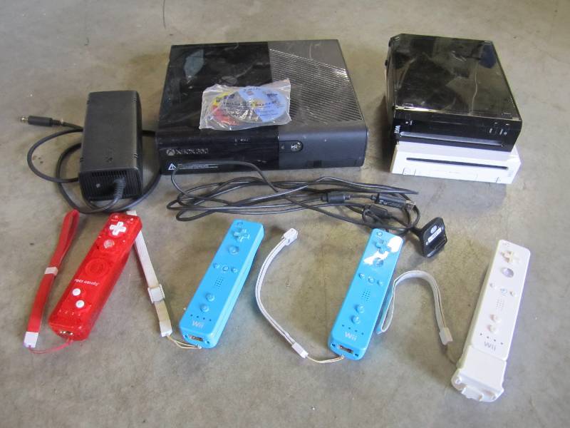 lot 73 image: Lot of Gaming Systems Games Accesso...