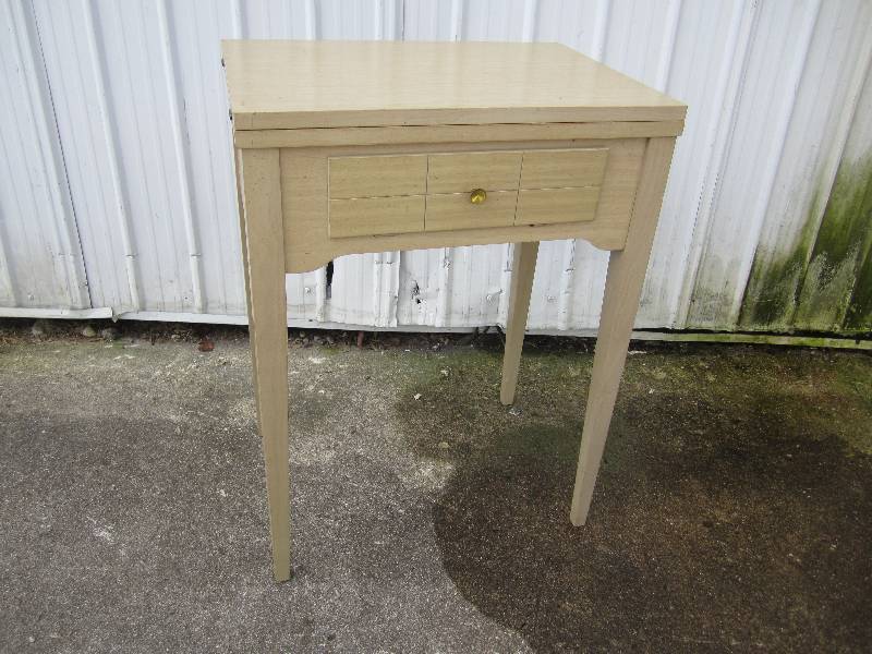 lot 104 image: Old Singer Sewing Machine Stand No ...