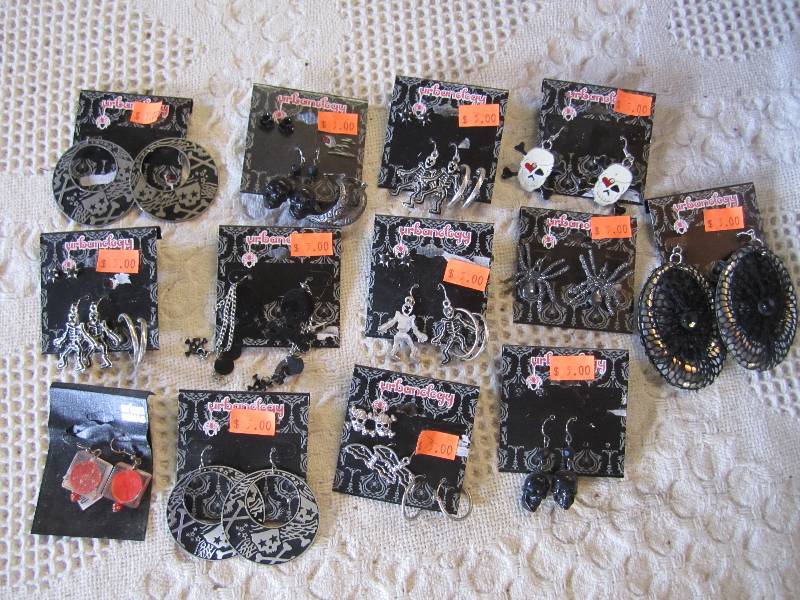 lot 149 image: Lot of Halloween Themed Earrings ...