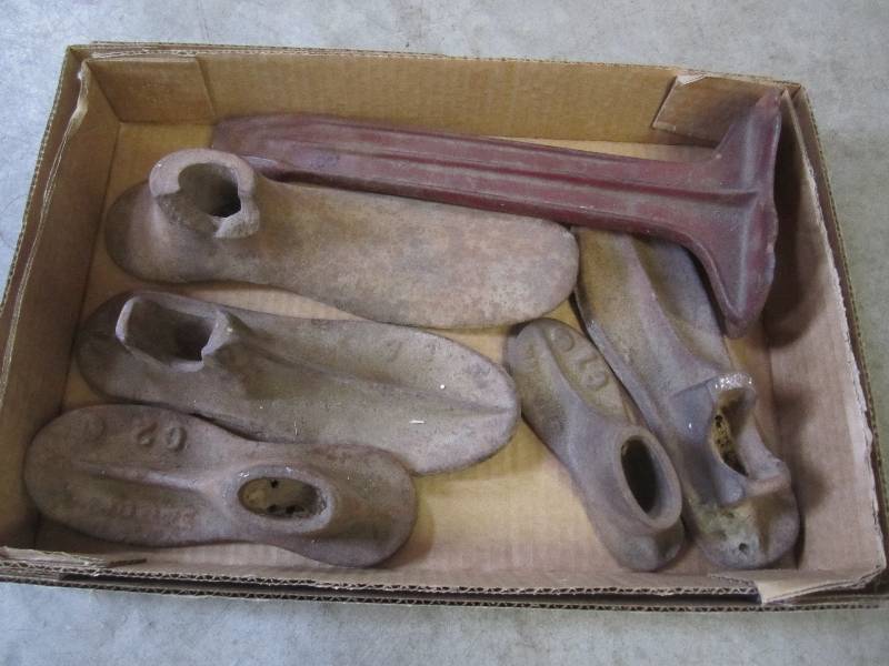 lot 151 image: Vintage Cast Iron Cobblers Anvil Se...
