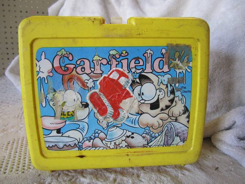 lot 174 image: Garfield Lunch Box. No Thermos....
