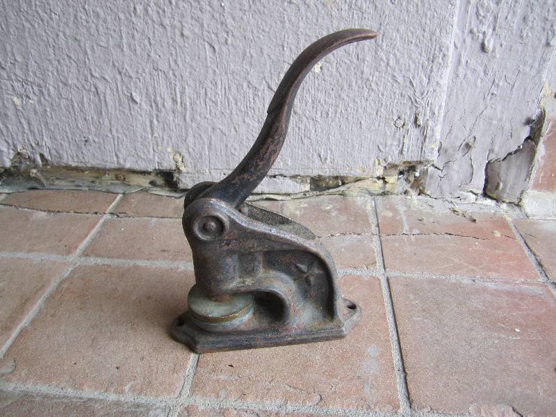lot 190 image: Vintage Cast Iron Embossing Hand Pr...