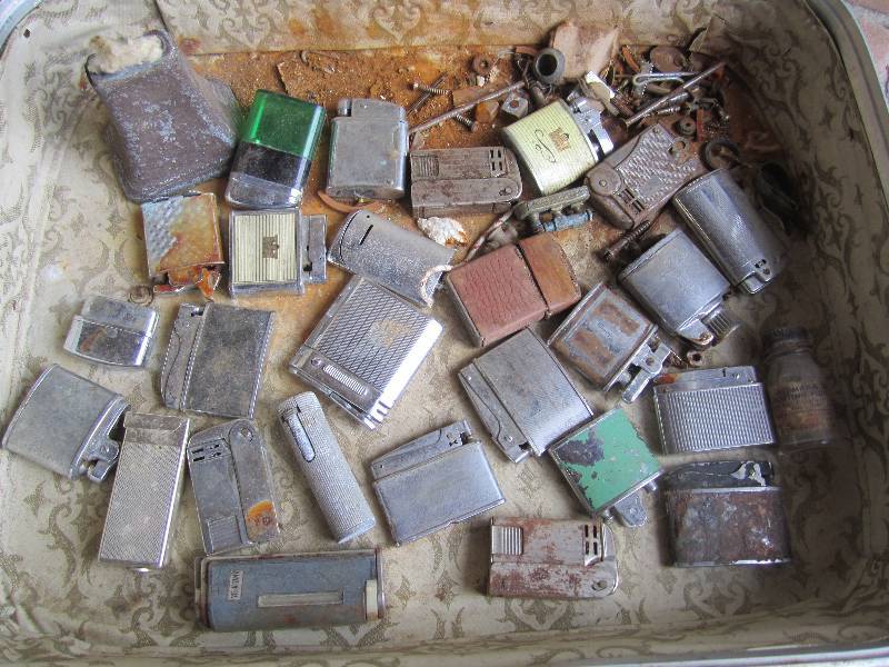 lot 212 image: Large Lot of Misc Vintage Lighters ...
