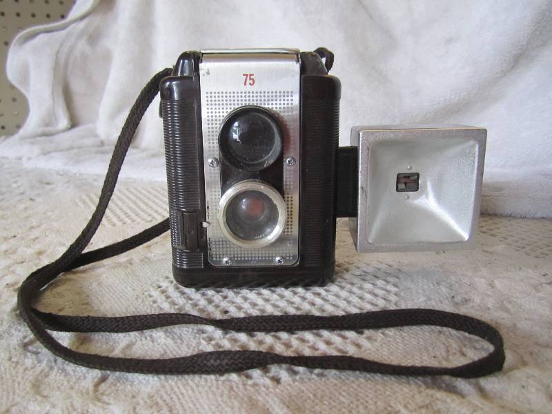 lot 235 image: Vintage Camera Argus 75...