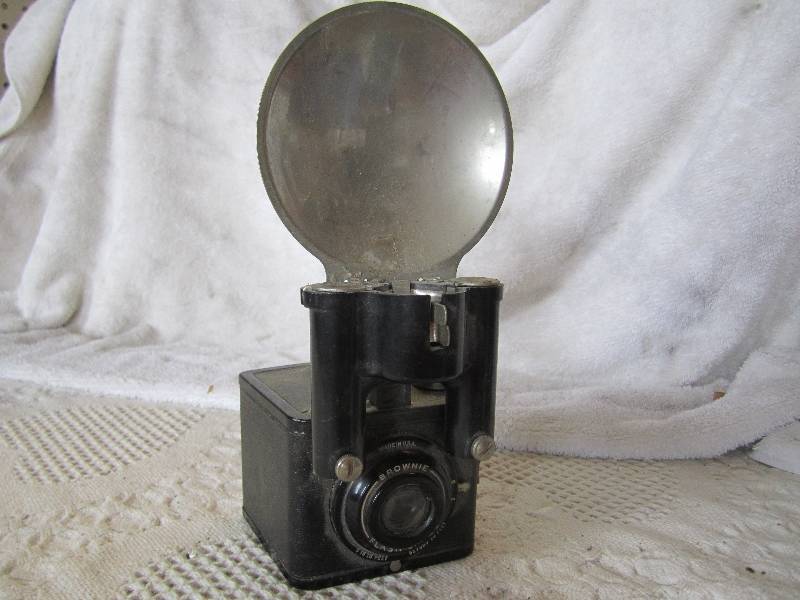 lot 236 image: Vintage Camera Brownie Flash Six-20...