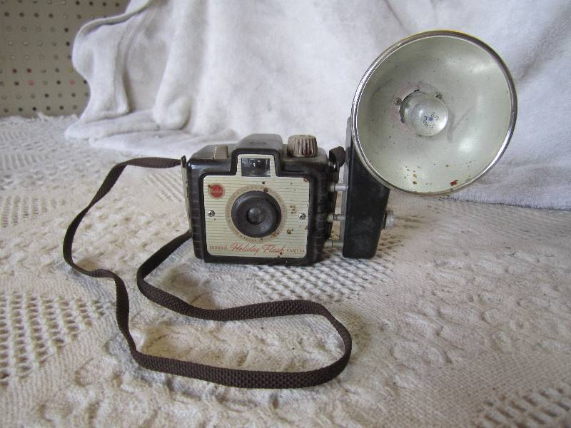 lot 238 image: Vintage Camera Kodak Brownie Holida...