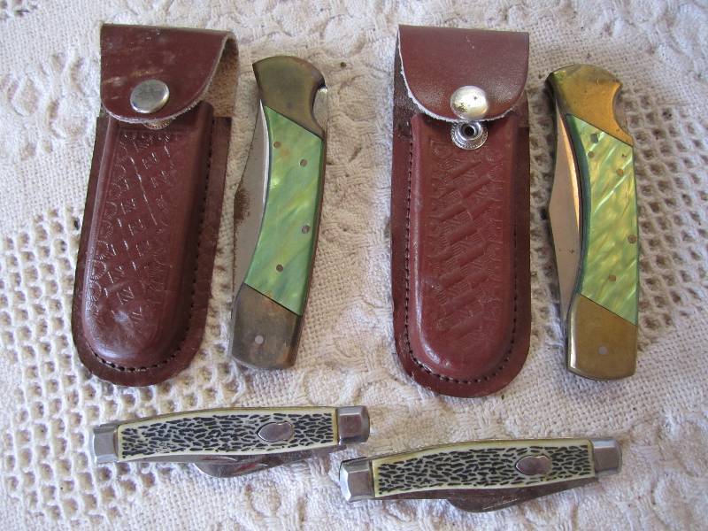 lot 241 image: Lot of 4 Knives 2 pocket knives 2 w...