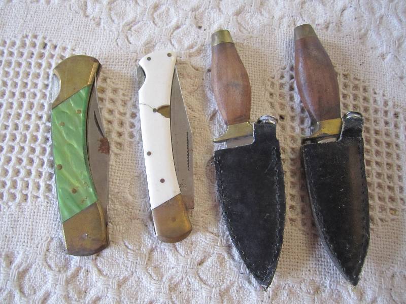 lot 242 image: Lot of 4 Knives 2 Folders 2 Boot Kn...
