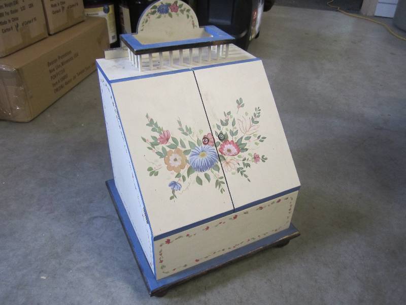 lot 253 image: Decorative Organizer 13 x 13 x 18...