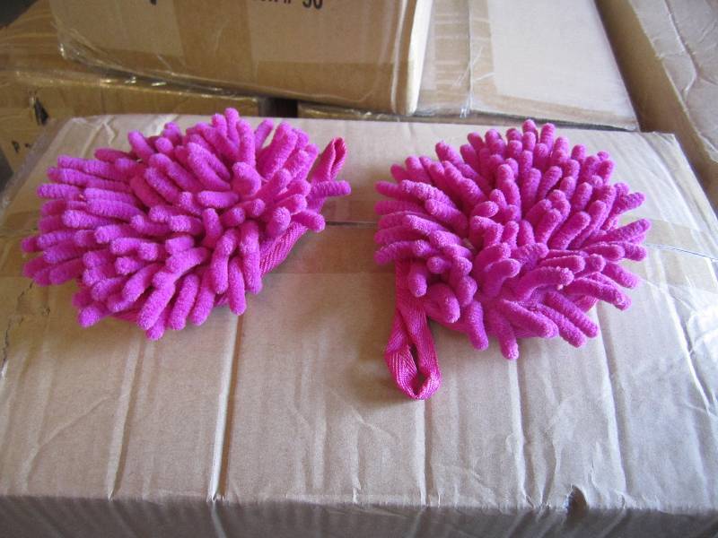 lot 262 image: Case of 200 Frizzy Finger Dusters P...